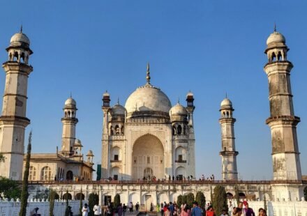 How to Turn a 'Tourist Travels Near Me' Search Into a 3-Day Local Adventure Itinerary (Free Fill-In Template)