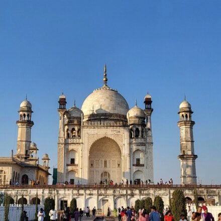 How to Turn a 'Tourist Travels Near Me' Search Into a 3-Day Local Adventure Itinerary (Free Fill-In Template)