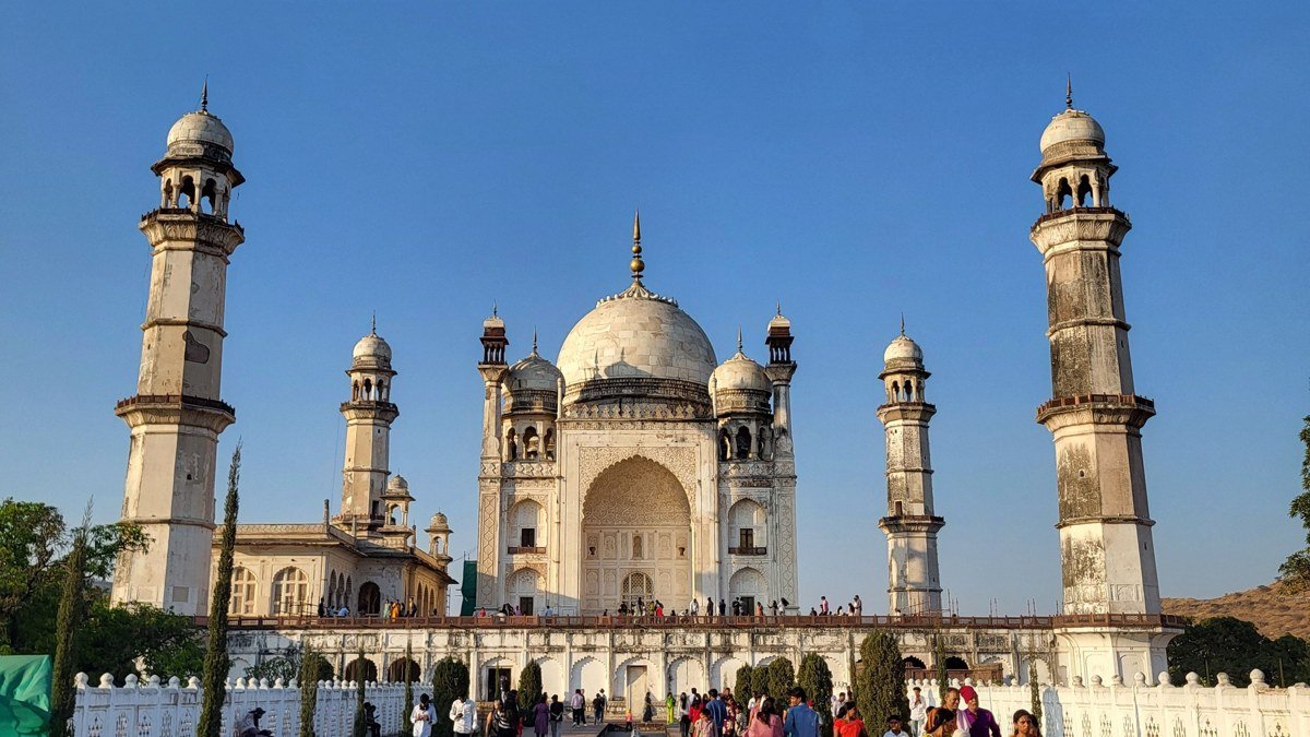 How to Turn a 'Tourist Travels Near Me' Search Into a 3-Day Local Adventure Itinerary (Free Fill-In Template)