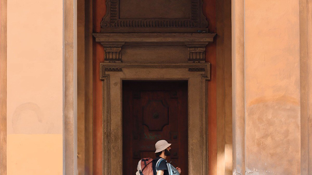 The Solo Traveler's Tourist Itinerary Blueprint: How to Plan a Safe, Full Trip Alone (With a Real 5-Day Sample)