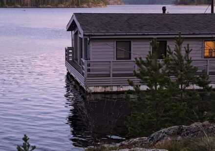 7 Lakehouse & Sailorcore Outfits for a Cozy Cabin Getaway Weekend