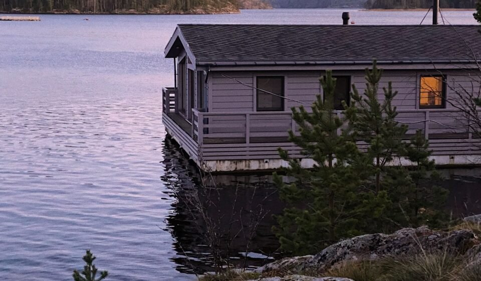 7 Lakehouse & Sailorcore Outfits for a Cozy Cabin Getaway Weekend