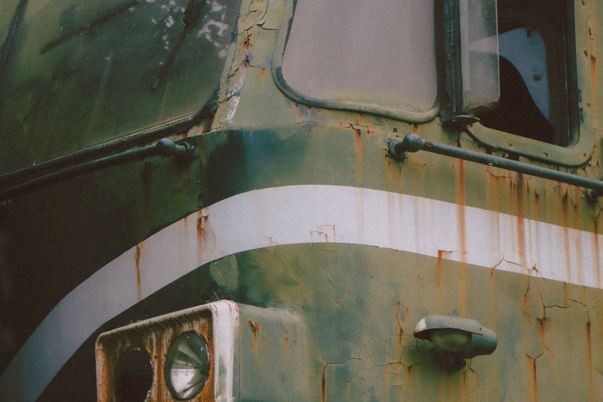 Cementerio de Trenes Uyuni Bolivia rusted train graveyard sunset dramatic sky