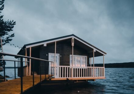9 Lakehouse Aesthetic Towns in the South That Are Quietly Having Their Moment in 2026