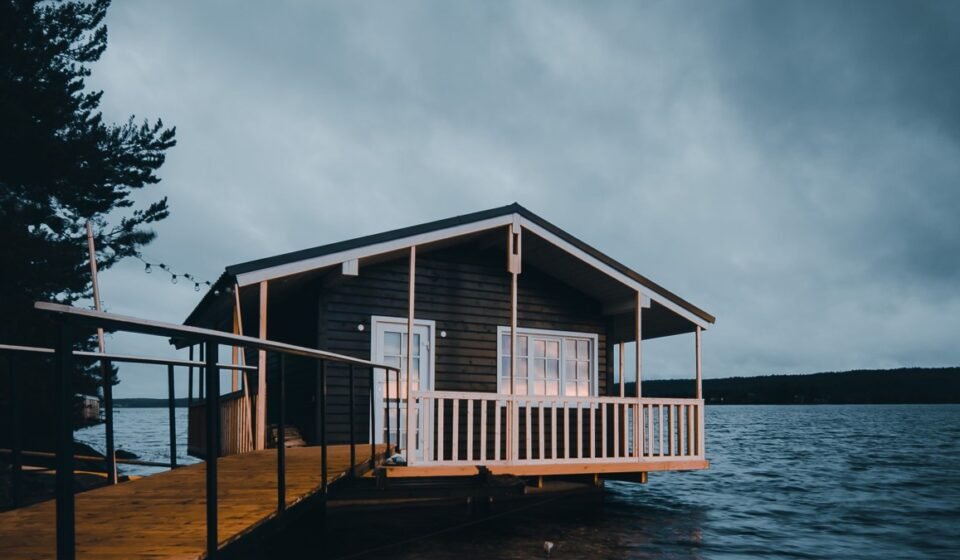 9 Lakehouse Aesthetic Towns in the South That Are Quietly Having Their Moment in 2026 9 Lakehouse Aesthetic Towns in the South That Are Quietly Having Their Moment in 2026