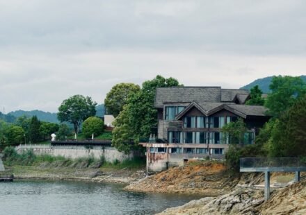 9 Lakehouse Towns in the Northeast That Are Worth Every Mile of the Drive