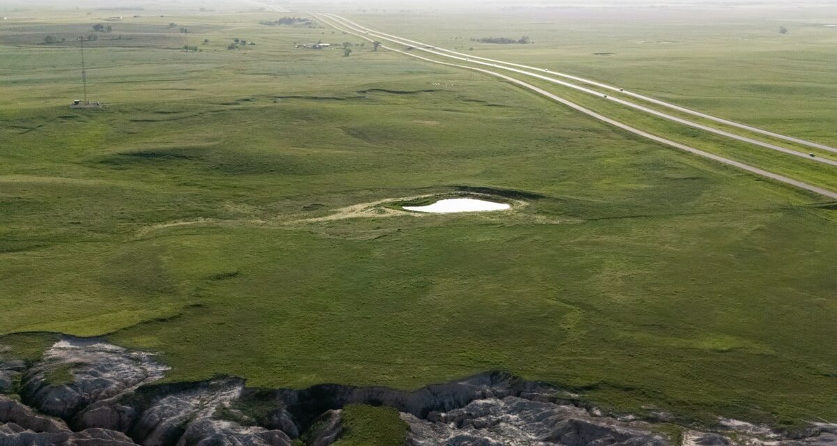 Badlands South Dakota at Sunrise: 9 Overlooks Where the Layers Turn Gold