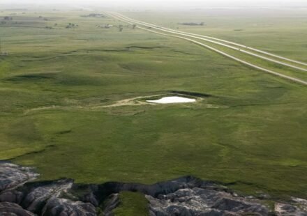 Badlands South Dakota at Sunrise: 9 Overlooks Where the Layers Turn Gold