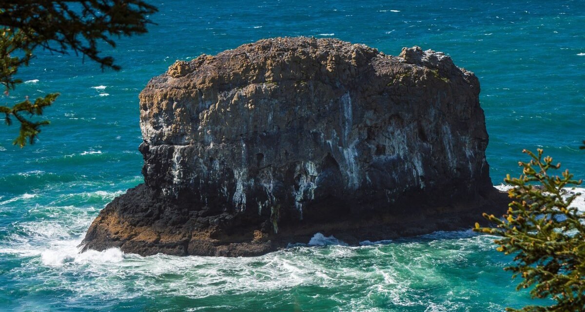 The Oregon Coast in Fog: 9 Towns Where the Sea Stacks Vanish and Reappear