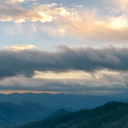 Why the Smoky Mountains Look Completely Different Before 7 AM: 9 Overlooks Worth the Wake-Up