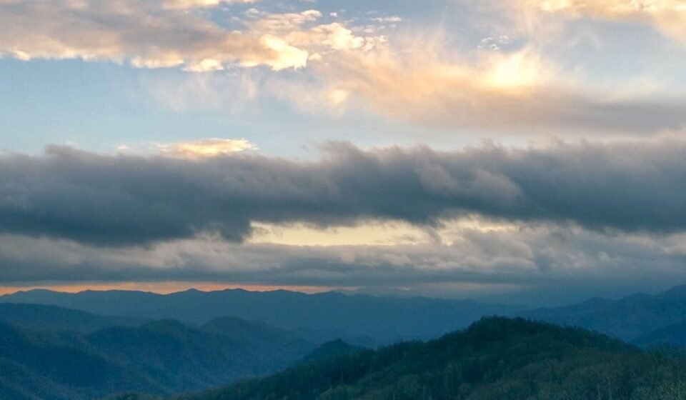 Why the Smoky Mountains Look Completely Different Before 7 AM: 9 Overlooks Worth the Wake-Up