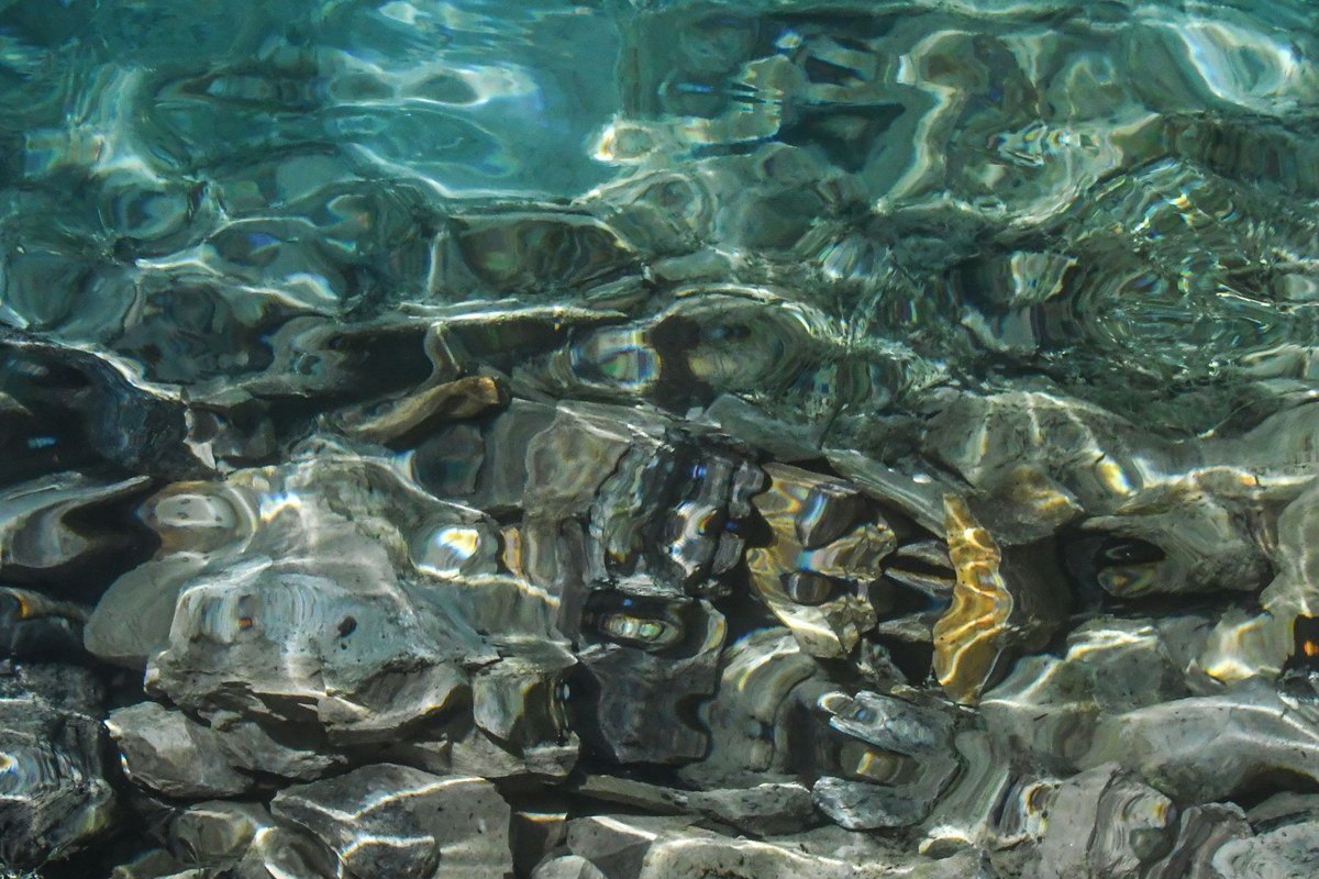 clear turquoise water of Summersville Lake West Virginia with sandstone cliffs